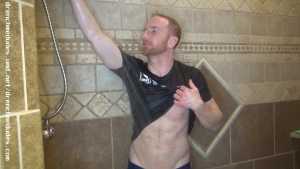 rods-sexy-shower-in-nikes-jeans-and-flas